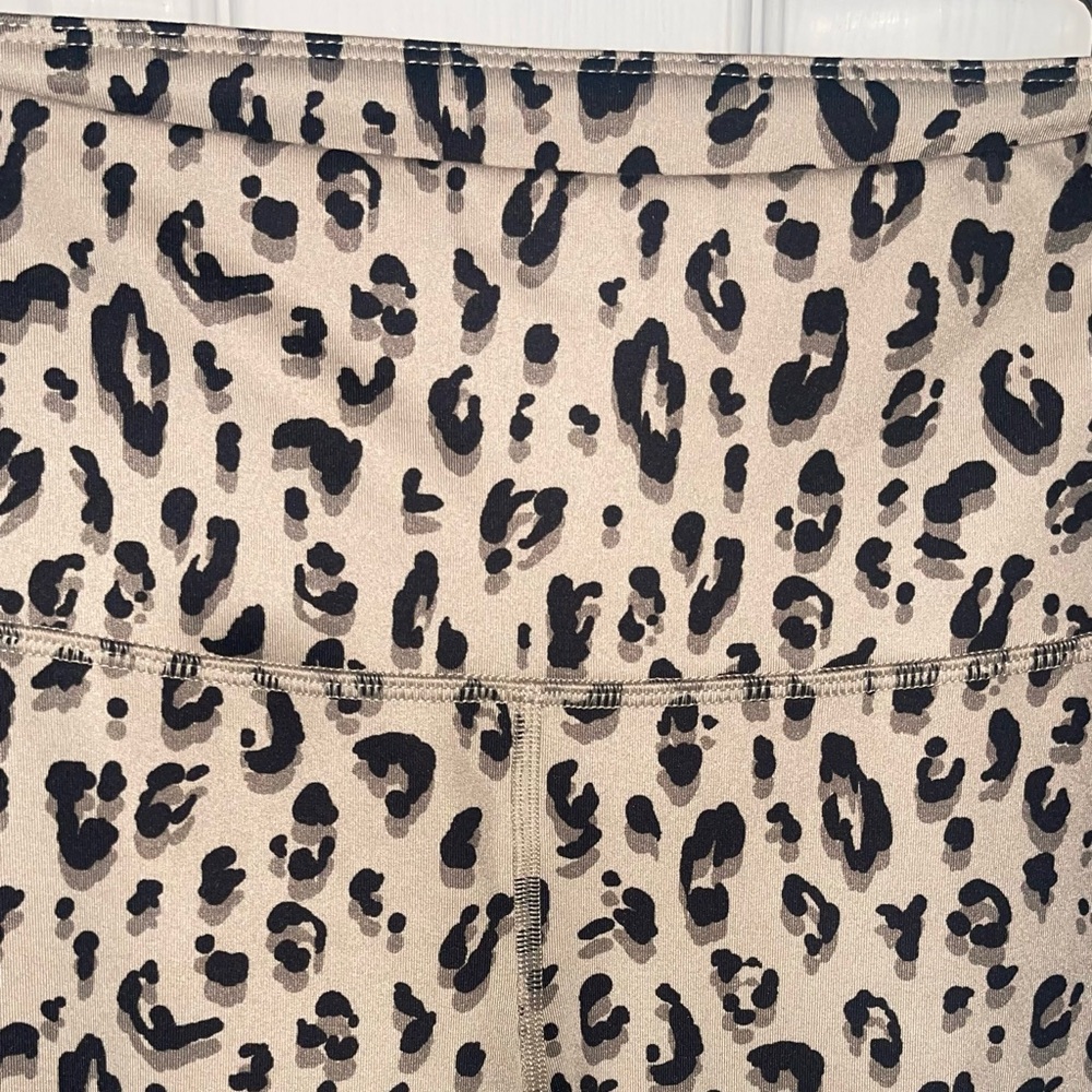 Old Navy Active Leopard Print Leggings - Picture 4 of 10